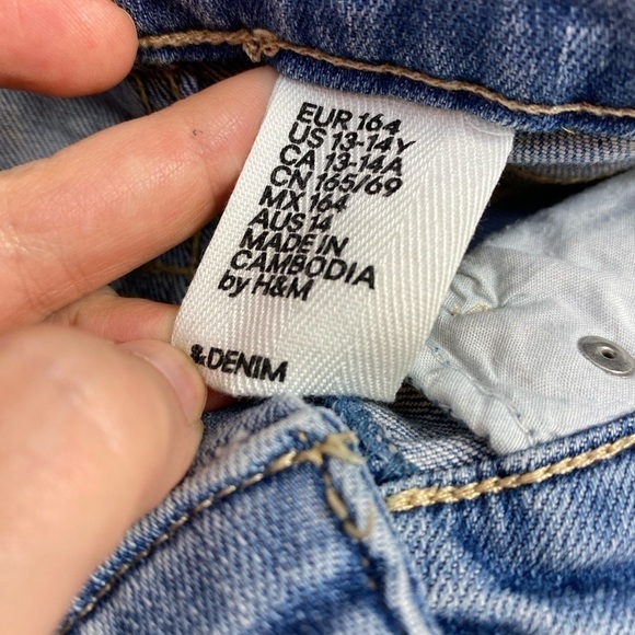 ⭐️&DENIM H&M brand Girls Lace Detail Jean Shorts - Picture 4 of 4